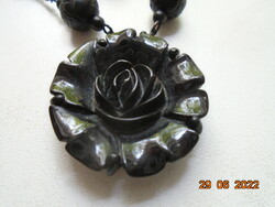 MID CENTURY amerikai divattervező LIZ CLAIBORNE CL logójával fekete rózsa medál 2 soros gyöngysoron