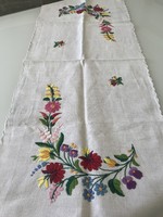 Hand-embroidered from Kalocsa patterned running linen, 94 x 38 cm
