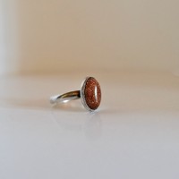 Ezüst gyűrű, barna színű kővel