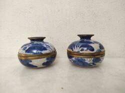 Antik 2 darab kínai porcelán kis fedeles tároló edényke sárgaréz peremmel felirattal 865 5629