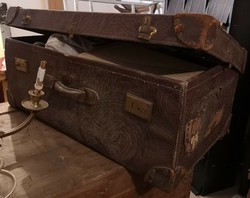 Antik bőr bőrönd, utazóláda, láda, koffer (régi dekoráció)