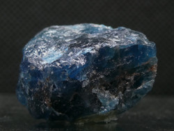 Természetes kék Apatit nyers ásvány. 14,5 gramm. Ékszeralapanyagnak is alkalmas gyűjteményi darab.
