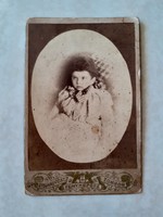Régi gyerekfotó kisfiú fénykép Stojanovics T.  Zombor műtermi kartonfotó