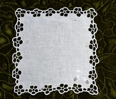 Antik hímzett makk mitás díszzsebkendő tálcakendő kis terítő batiszt anyag 19 x 18,5 cm