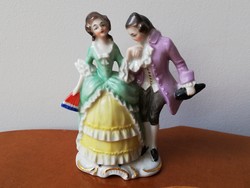 Sitzendorfi barokk pár, kézzel festett színes porcelán. Udvarlás jelenet.