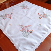 Fehér, kézi hímzésű asztalterítő, 63 x 61 cm