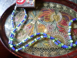 74 cm-es , kék és zöld sejtelmes fényű üveggyöngyökből és türki kásagyöngyökből álló nyaklánc .