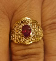 Különleges 14K arany gyűrű rubinpiros kővel