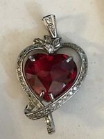 Hatalmas  szív formára csiszolt bordó köves ezüst 925 jelzésű cirkon köves szív alakú medál