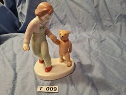 T009 Aquincum sétáló lány mackóval 15 cm