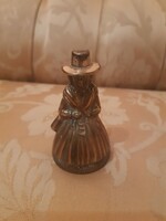 Szép kalapos antik réz kisasszony csengő (7x4 cm)