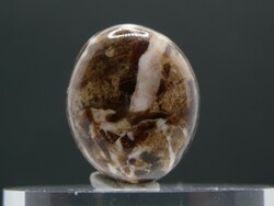 Természetes Kvarc, Jáspis és Braunit ásványkombinációból csiszolt drágakő. 2,9 gramm