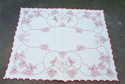 Hímzett piros fehér népi kézimunka asztal terítő asztalközép rigó és cseresznye mintával 135x112 cm