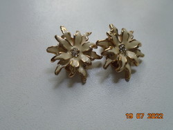 Fire-gilded, with white enamel inlay, snow grass clip