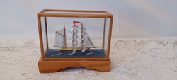 Kis hajó modell üveg kalitkában