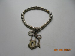 SARI logóval kézműves ezüstözött karkötő tömör gyöngy fém ötvözetből, lakat és kulcs zsuzsukkal