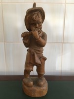 Fából faragott furulyázó kisfiú szobor figura