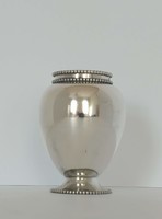 Ezüst váza gyöngykörös díszítéssel