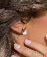 Homorú ovális formájú fülbevaló, aranyszínű , fehér kristályokkal az alsó részén.