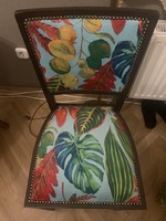Üde színes székek dzsungel mintás