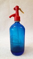 1930-as évekből, kék szódás üveg, Homokfúvott felírattal, mintázattal. Retró, piros műanyag fejjel.