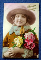 Antik Újévi üdvözlő fotó képeslap  kisleány kalapban  virágcsokorral