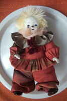 Aranyos kis duci bohóc,porcelán fejjel végtagokkal,bojtos sapkában,szép selyem ruhában.