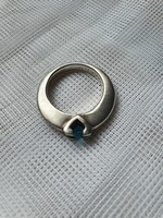 Különleges ezüst gyűrű kék cirkóniával