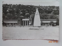 Régi képeslap: Balatonalmádi, Strandfürdő