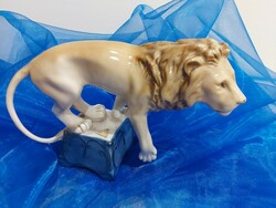 Royal Dux Bohémia-porcelán oroszlán figura