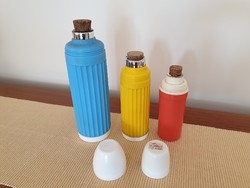 Régi retro üvegbetétes italos termosz színes műanyag termosz palack