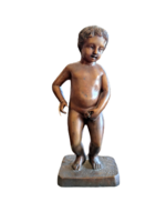 Bronze statue modeled after /manneken pis/