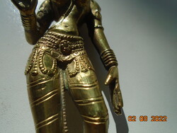 Aranyozott bronz PÁRVATI HINDU anyaistennő virággal kezében