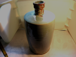 A large vase of cracked, cracked silberdistel