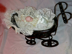 Vintage babakocsi, alvó porcelán bébi babával. Nagyon szép!