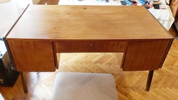 Felújítandó, nagy méretű, tömör fa íróasztal