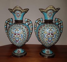 JULIUS GREINER & SOHN  XIX. századi historizáló majolika váza pár. Magasság: 33 cm.