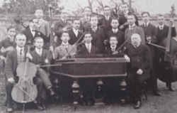 LOCKER ISTVÁN  fotó, fénykép,fotográfia / 1911/12  A beregszászi áll.főgimn. Zenekara" aláírt kép