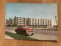 DUNAÚJVÁROS - Új lakóházak, régi autós   képeslap