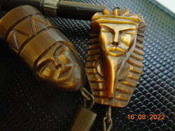 Érdekes figurális nyakék faragott tigrisszem Tutanhamon és felesége  medálokkal,hieroglifákkal