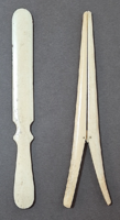 Antik csont kesztyű ujjtágító + spatula (?) eszközök