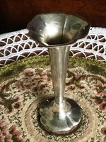 Ezüstözött kisváza, elegáns, karcsú kivitel, kis talppal, fodros széllel, fényes, patinás felülettel