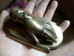 12x6 cm-es alapon 9 cm-es női kéz / papírnehezék , valamilyen bronz színű fémből .