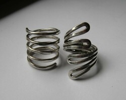 Két ezüst vonalas gyűrű, együtt horhatóak