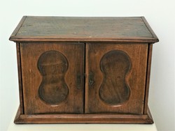 Antik kisszekrény asztali szekrényke ívelt, bemart mintás ajtóval, tolózárral és kulcsos zárral