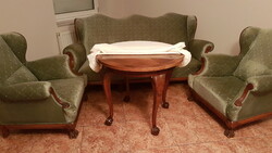 Klasszikus kanapé, két darab fotel és kör alakú asztal