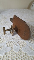 Antik,régi különleges kovácsoltvas pincezár,ajtózár rézfogójú kulccsal