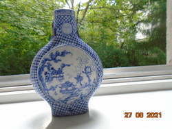 KANGXI kék-fehér váza kézzel festett két különböző magashegyi tájképpel, pagodákkal, a Gazdagság jel