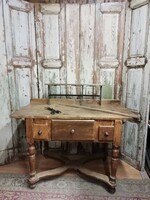 Csomagoló asztal a 20. század elejéről, bolti vagy szatócsbolti bútor, öntöttvas papírtartóval