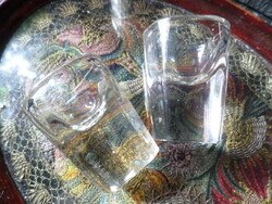 2 db nagyon vastag , öntött üveg pohár , szép állapotban . Vagy kupica , vagy szemmosó pohár .